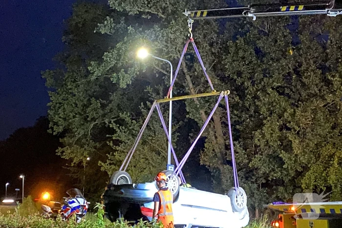 Automobilist belandt met voertuig op op zijn kop