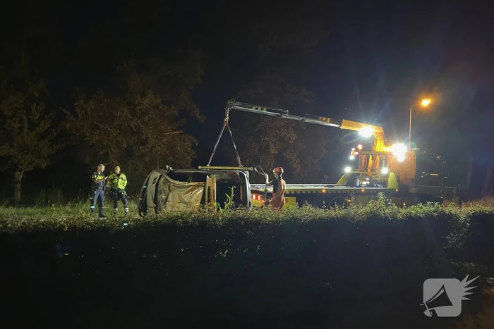 Automobilist belandt met voertuig op op zijn kop