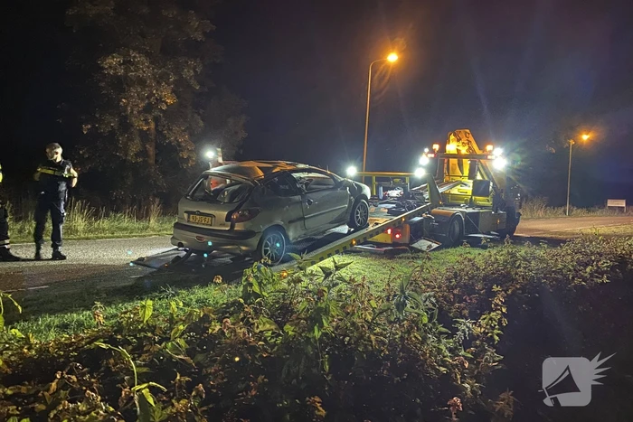 Automobilist belandt met voertuig op op zijn kop