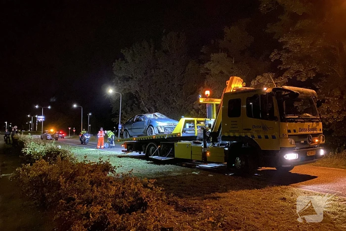 Automobilist belandt met voertuig op op zijn kop