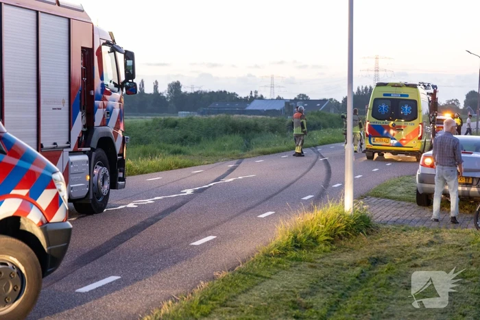 Auto belandt in water na crash