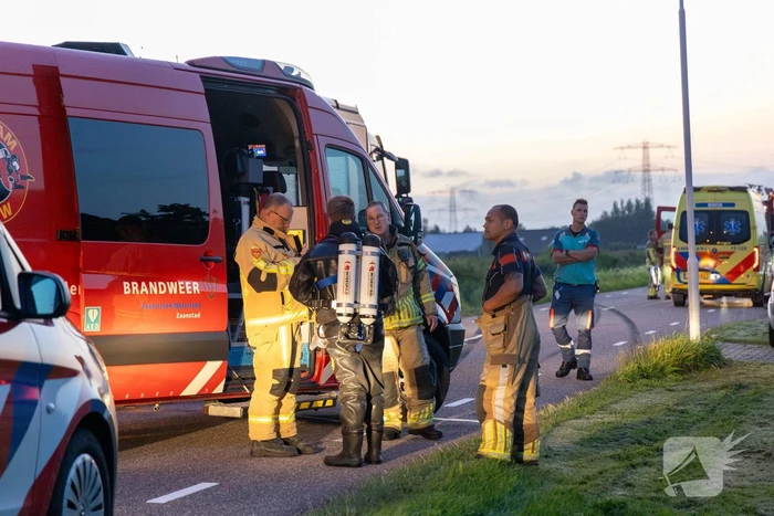 Auto belandt in water na crash