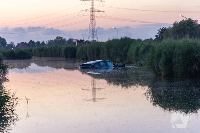 Auto belandt in water na crash