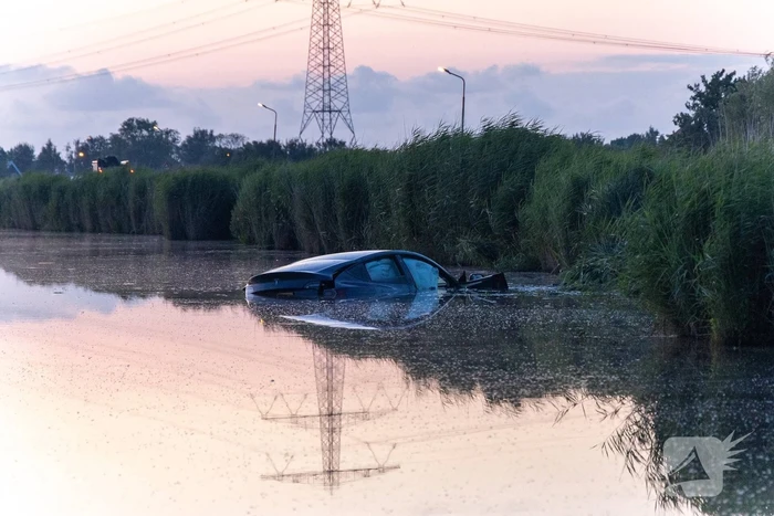 Auto belandt in water na crash
