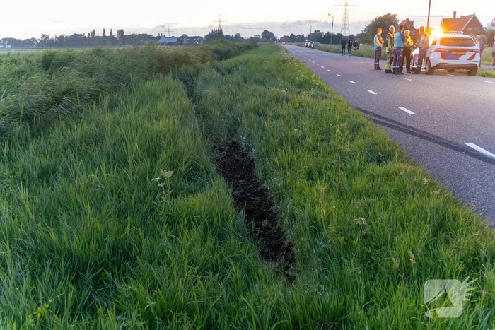 Auto belandt in water na crash