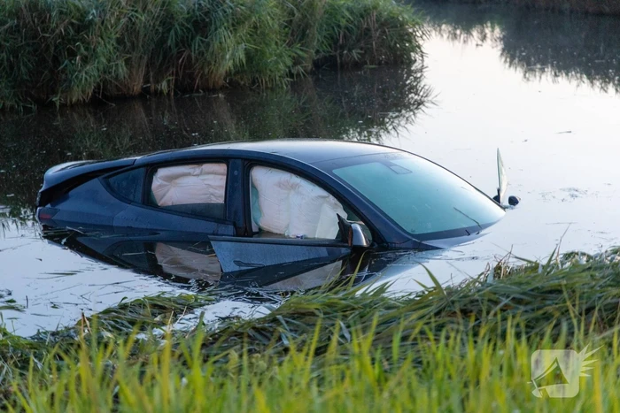 Auto belandt in water na crash