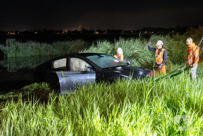 Auto belandt in water na crash