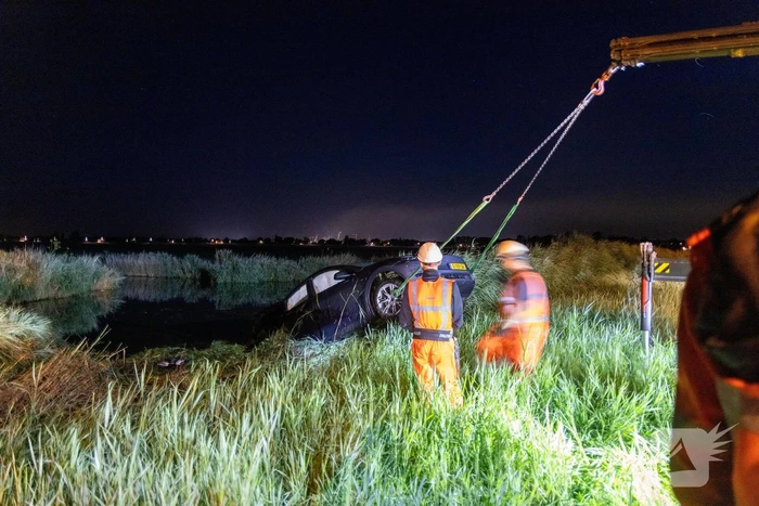 Auto belandt in water na crash
