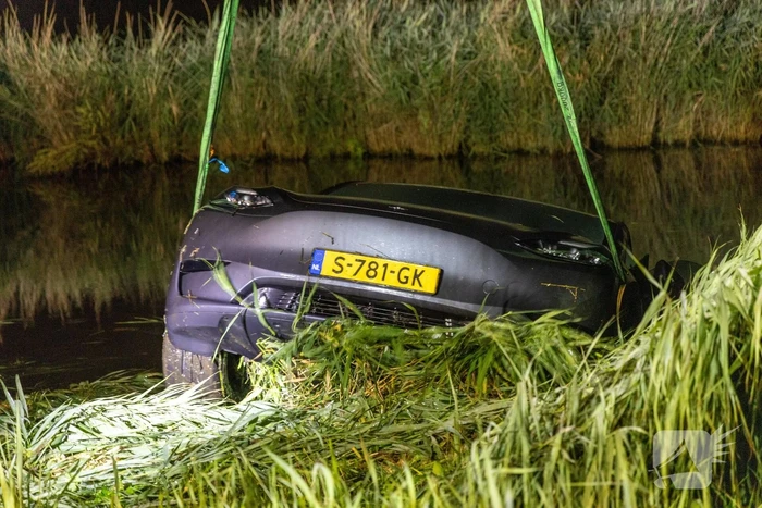Auto belandt in water na crash