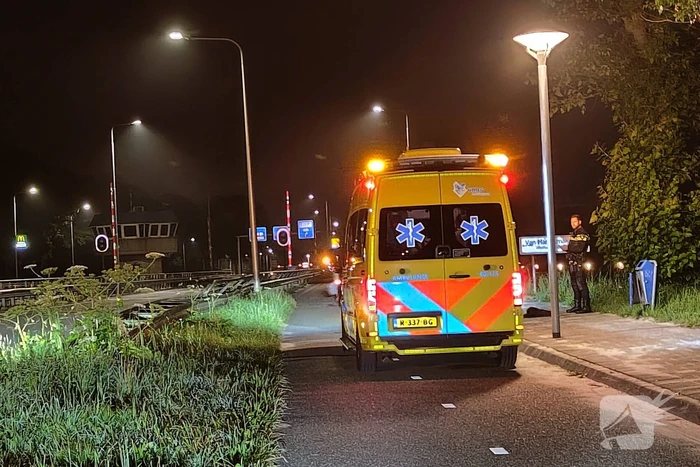 Peroon raakt te water bij brug