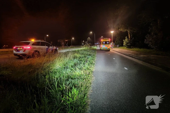 Peroon raakt te water bij brug