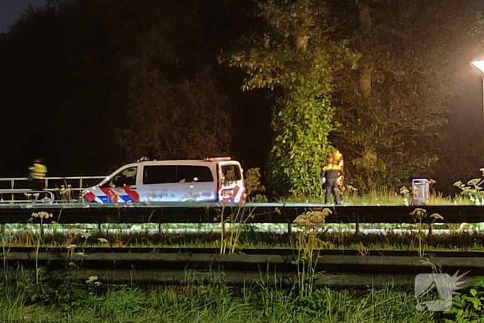 Peroon raakt te water bij brug