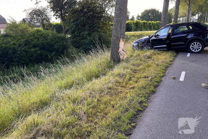 Bestuurder valt in slaap en botst tegen boom