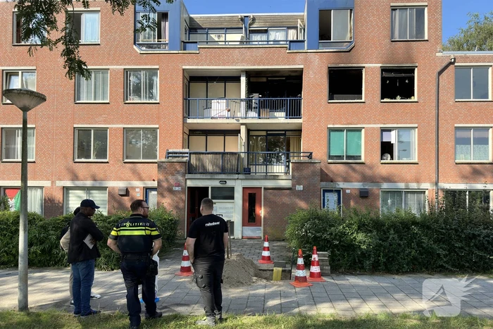 Politie doet onderzoek naar uitslaande brand