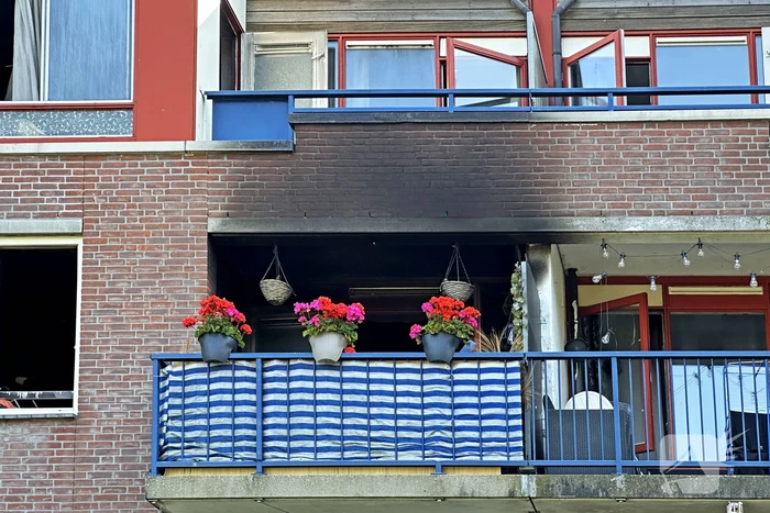 Politie doet onderzoek naar uitslaande brand