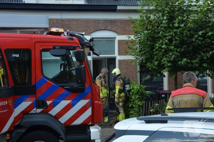 Bewoners blussen brandende heg