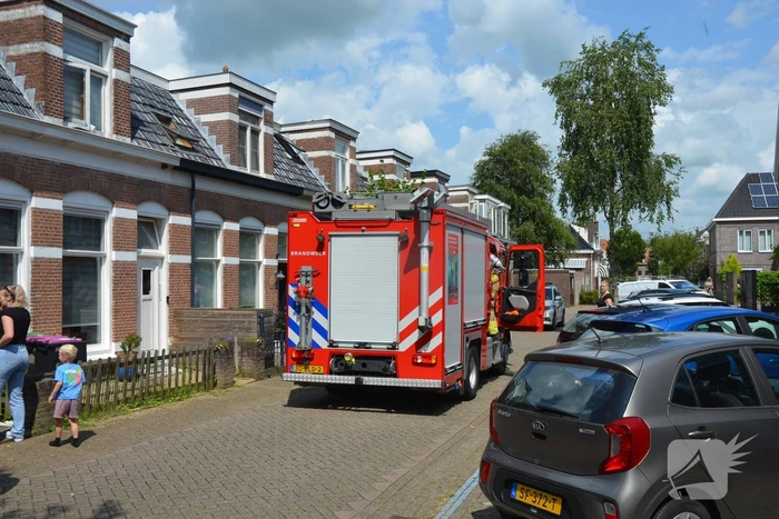 Bewoners blussen brandende heg