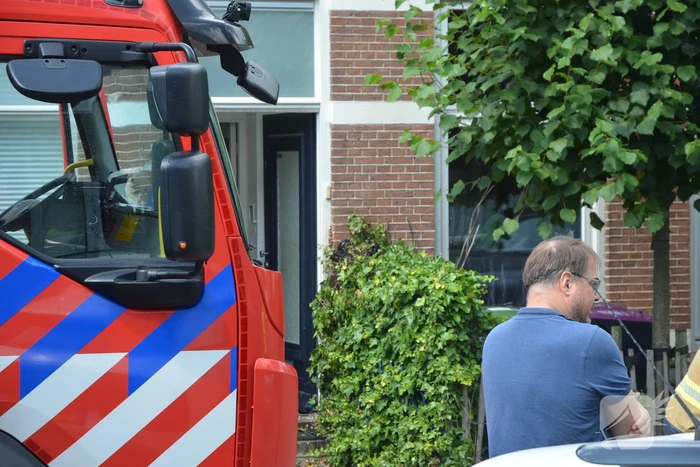 Bewoners blussen brandende heg