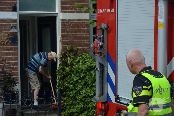 Bewoners blussen brandende heg