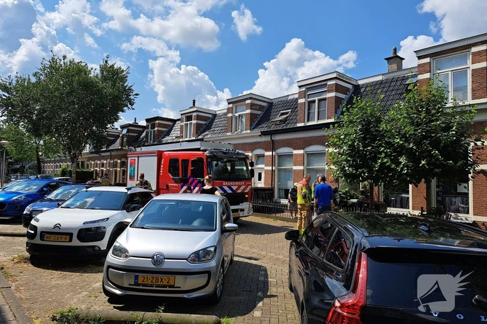 Bewoners blussen brandende heg