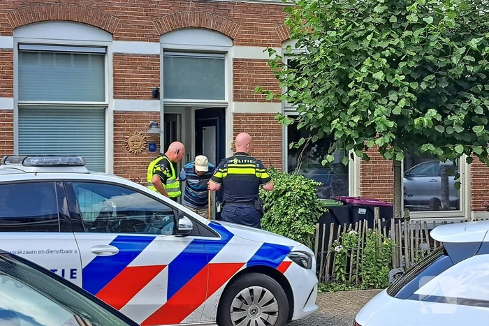 Bewoners blussen brandende heg