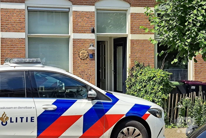 Bewoners blussen brandende heg