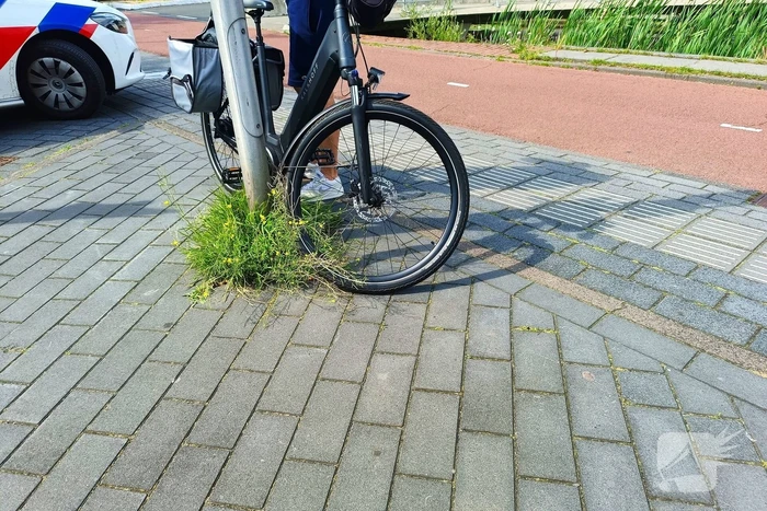 Automobilist schept fietser