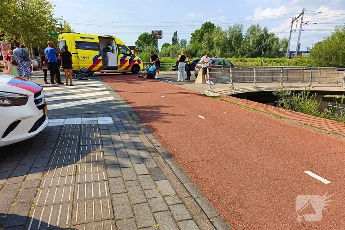 Automobilist schept fietser
