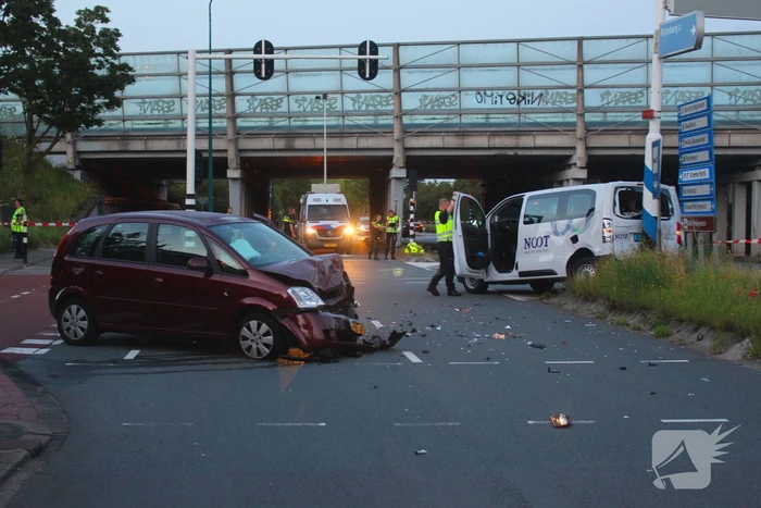 Twee gewonden bij aanrijding tussen taxibus en personenauto