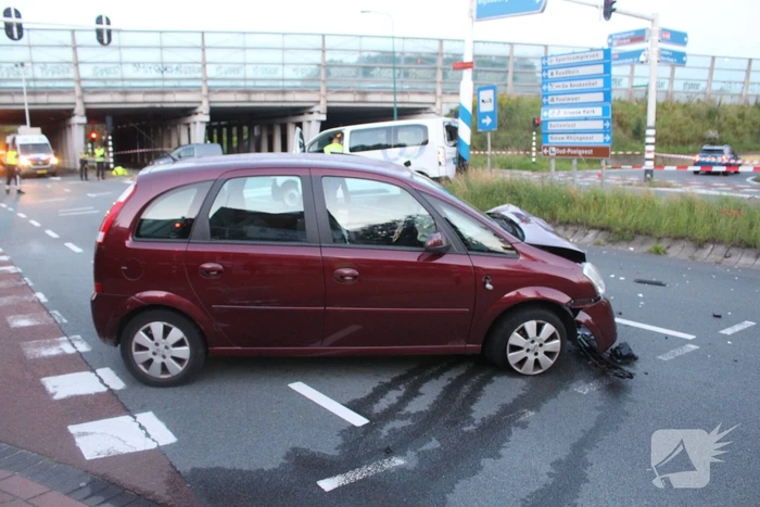 Twee gewonden bij aanrijding tussen taxibus en personenauto