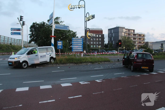 Twee gewonden bij aanrijding tussen taxibus en personenauto