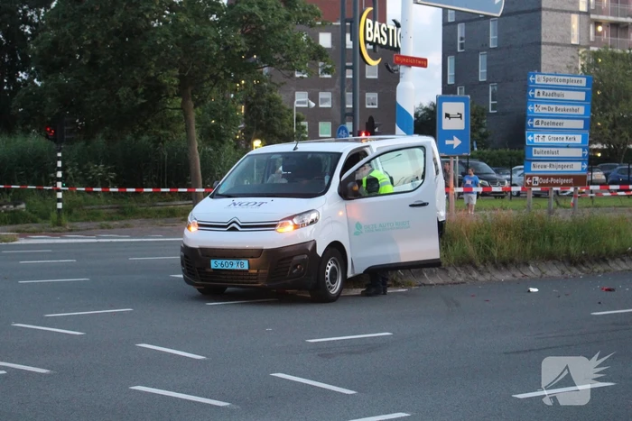 Twee gewonden bij aanrijding tussen taxibus en personenauto