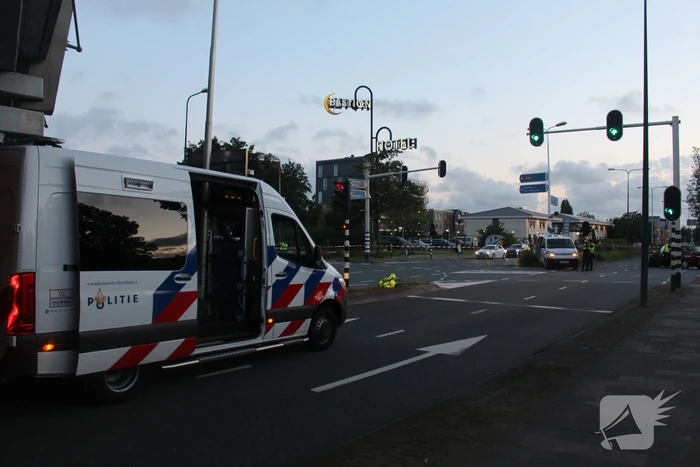 Twee gewonden bij aanrijding tussen taxibus en personenauto