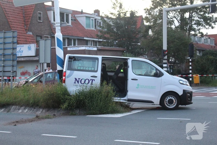 Twee gewonden bij aanrijding tussen taxibus en personenauto