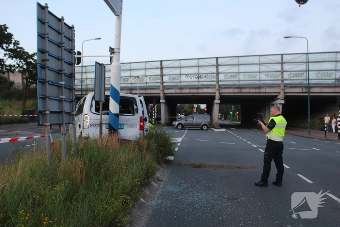 Twee gewonden bij aanrijding tussen taxibus en personenauto