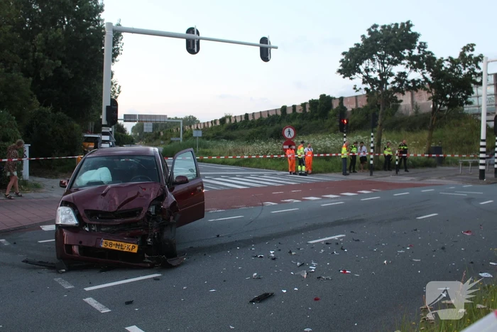 Twee gewonden bij aanrijding tussen taxibus en personenauto