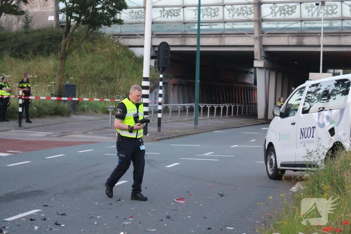 Twee gewonden bij aanrijding tussen taxibus en personenauto