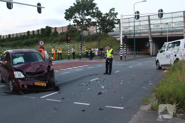 Twee gewonden bij aanrijding tussen taxibus en personenauto