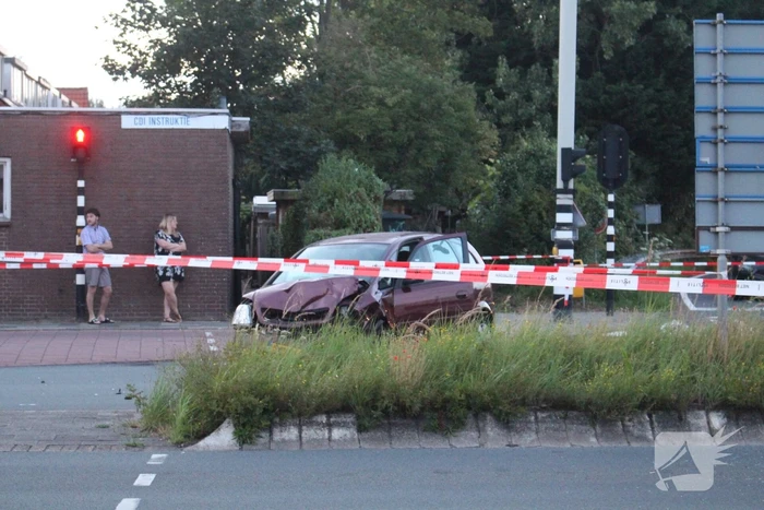 Twee gewonden bij aanrijding tussen taxibus en personenauto