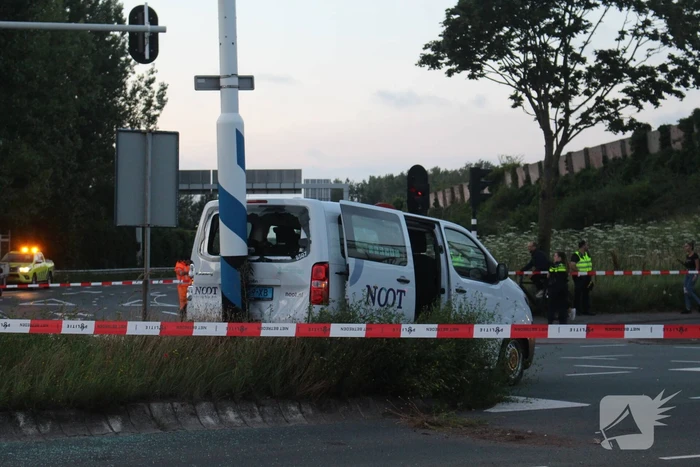 Twee gewonden bij aanrijding tussen taxibus en personenauto