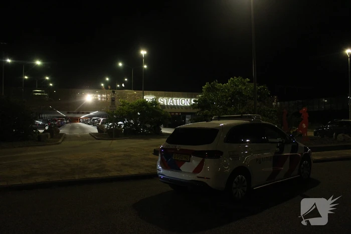 Afvalcontainer in parkeergarage in brand