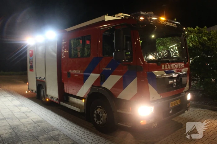 Afvalcontainer in parkeergarage in brand