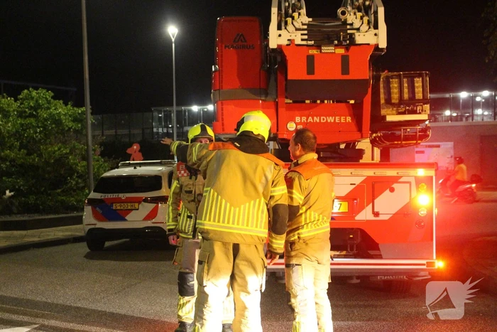 Afvalcontainer in parkeergarage in brand