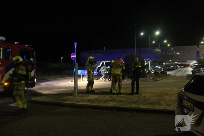 Afvalcontainer in parkeergarage in brand