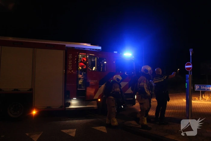 Afvalcontainer in parkeergarage in brand