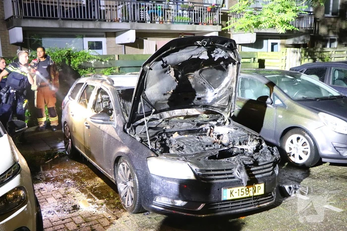 Brandweer blust brandende auto