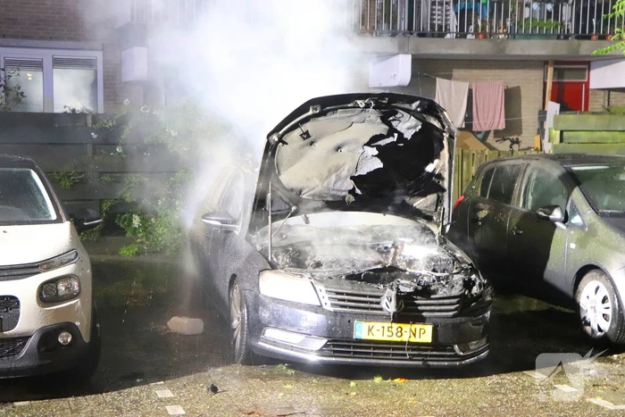 Brandweer blust brandende auto