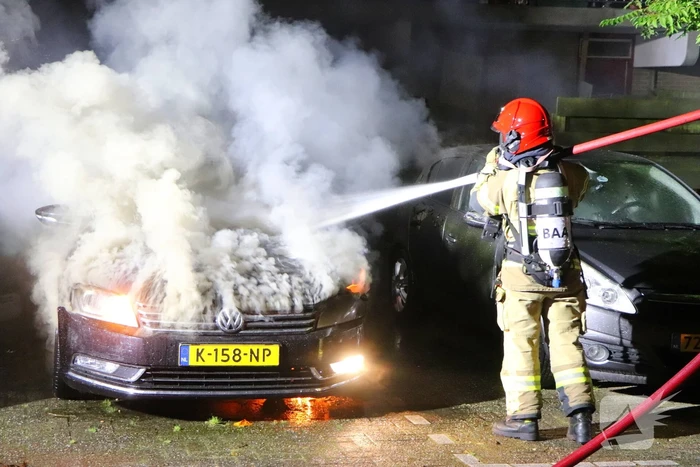 Brandweer blust brandende auto