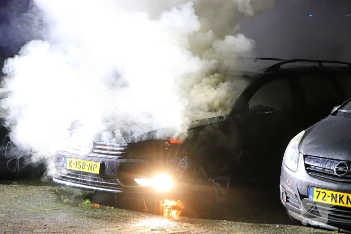 Brandweer blust brandende auto