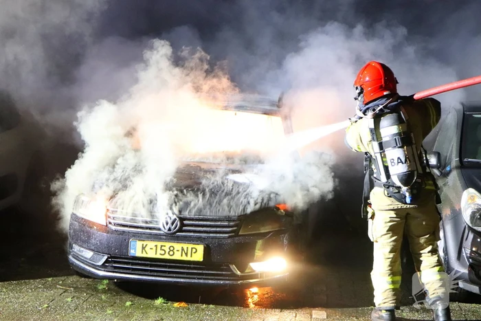 Brandweer blust brandende auto